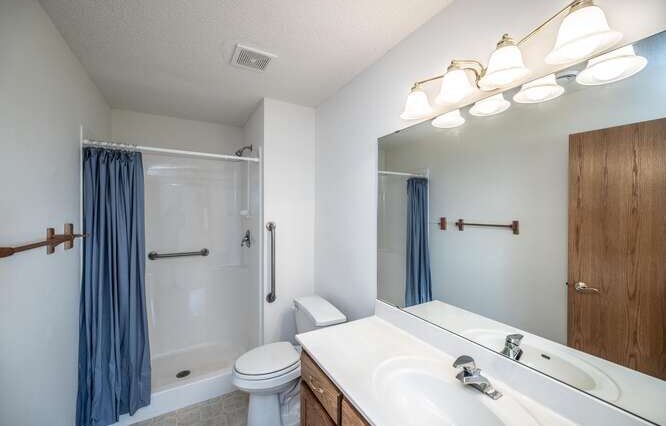109 Oak St Farmington MN 55024-small-020-012-Primary Bath-666x444-72dpi