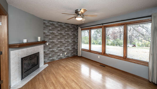 9175 Courthouse Blvd Inver-small-019-011-Living Room-666x380-72dpi